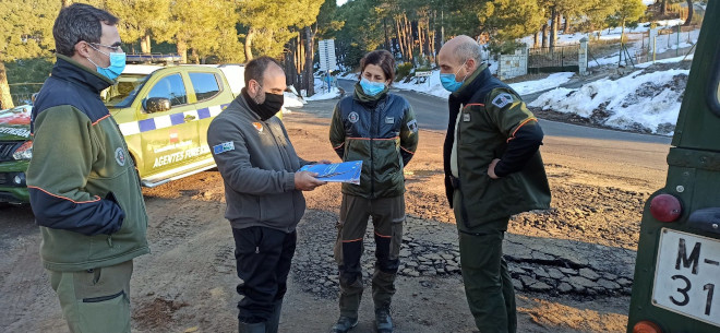 Un trabajador de GREFA entrega el Libro Blanco a varios agentes forestales de la Comunidad de Madrid-
