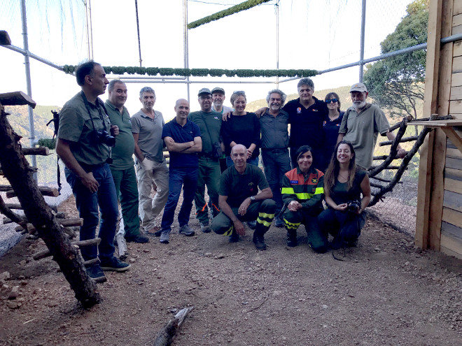 Miembros y colaboradores del equipo de AQUILA a-LIFE, en el interior de la jaula-hacking construida en el Parque Regional de Tepilora (Cerdeña).