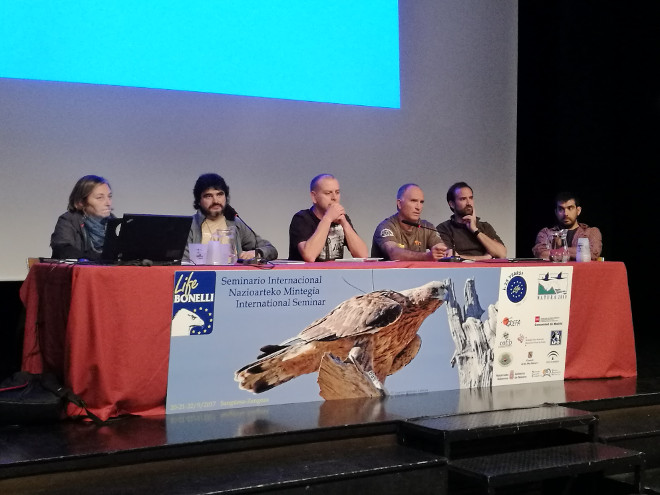 Mesa redonda del seminario celebrado en Sangüesa (Navarra) en septiembre de 2017, cuyo contenido ha quedado recogido en el libro "Recuperación integral de las poblaciones de águila de Bonelli en España".