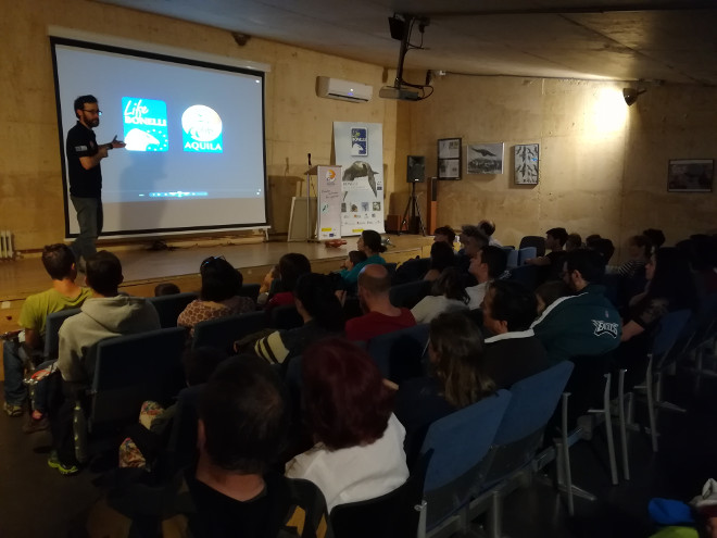 El biólogo Manuel Galán explica los objetivos y avances del proyecto AQUILA a-LIFE durante el Día del Águila celebrado en GREFA.