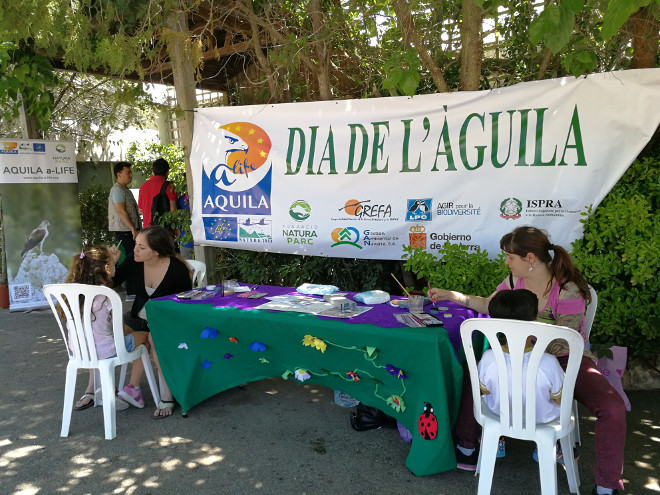 Mesa para talleres infantiles durante el Día del Águila 2019 en la Fundació Natura Parc, en Mallorca.