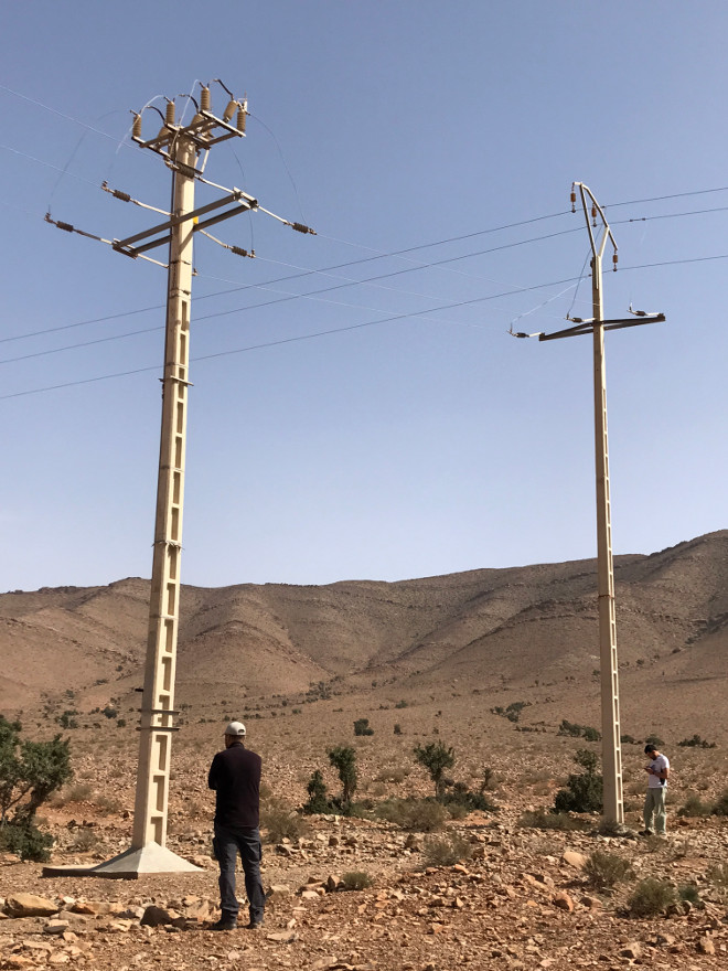 Dos naturalistas de la expedición de UICN-MED a Marruecos del pasado febrero revisan apoyos de un tendido eléctrico.