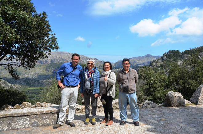 De izquierda a derecha, Raphaël Néouze, Pilar Moreno, Carlota Viada y Joan Mayol, en el corazón de la Serra de Tramuntana, donde se visitaron varios territorios de águila de Bonelli.