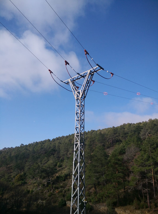 Uno de los postes del tendido eléctrico intervenido, después de la aplicación de medidas anti-electrocución.
