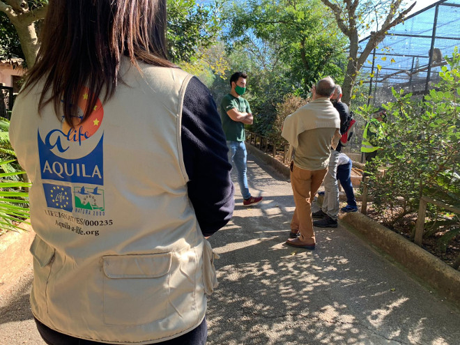 Personal de la Fundación Natura Parc atiende a los asistentes al Día del Águila en Mallorca.
