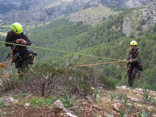 Dos Agentes de Medio Ambiente inician el descenso a uno de los nidos en roca de águila de Bonelli en Malloca para instalar el dispositivo de fototrampeo.