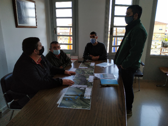 Asistentes a la reunión informativa celebrada en el ayuntamiento de Gallipienzo el pasado 4 mayo discuten posibles actuaciones en su territorio