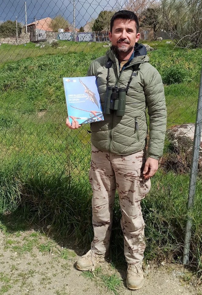 El fotógrafo Tony Peral, que ha llevado a cabo una gran labor de difusión y conservación del águila de Bonelli, aparece con un ejemplar del Libro Blanco que ha recibido.