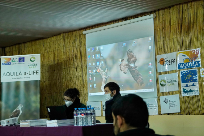 El director de la FNP, Mariano Mas, y la coordinadora del AQUILA a-LIFE en Mallorca, Cristina Fiol, realizan la presentación de la Jornada.