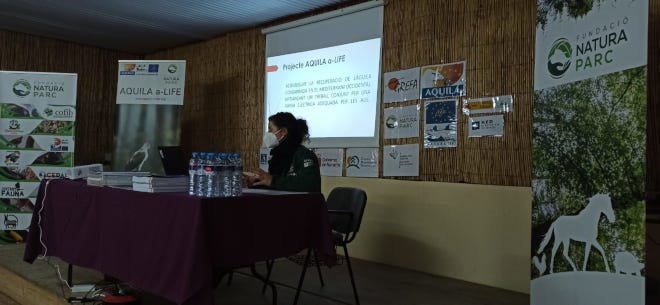 Cristina Fiol, coordinadora de AQUILA a-LIFE en Mallorca, da la charla introductoria.